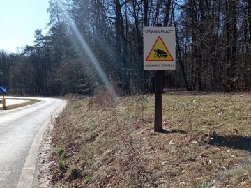 znak drogowy dla kierowców od północy ul. wycieczkowej , 